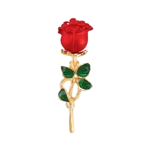 Détail d'une broche rose rouge avec feuilles émaillées vertes et tiges dorées polies