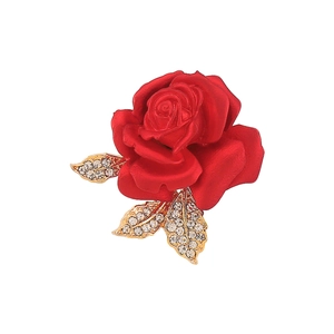 Gros plan sur une broche rose rouge élégante avec des feuilles dorées serties de diamants
