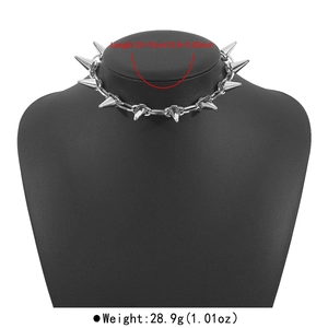 Dettaglio girocollo punk con punte argento, misure 33+10cm e peso di circa 28,9g