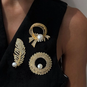 Luxury Gold Plated Alloy Brooch For Women With Faux Artificial Pearl And Rhinestone Feather Bow Circle Design Fashion Dress Pin Accessories