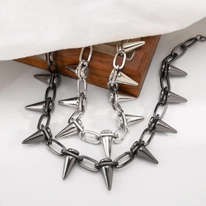Dettaglio della collana punk con punte argento e nere su catena a maglie grandi