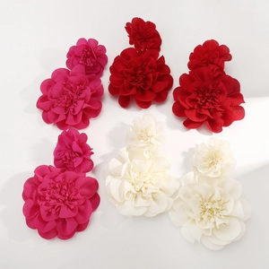 Elegantes pendientes de flores de gasa en capas en colores rojo, rosa y beige