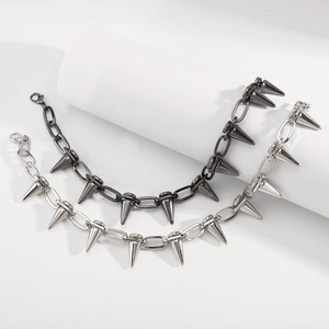 Dettagli di collane punk con borchie argento e nere con catene a maglie grosse e ganci