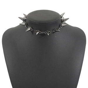 Dettaglio della collana gotica in metallo nero con punte e maglie a catena punk