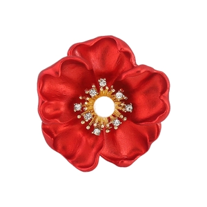 Broche fleur rouge élégante avec placage à l'or et cristaux sur fond blanc pur