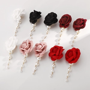 Vista detallada de pendientes de rosas de tela con elegantes borlas de perlas en cinco colores