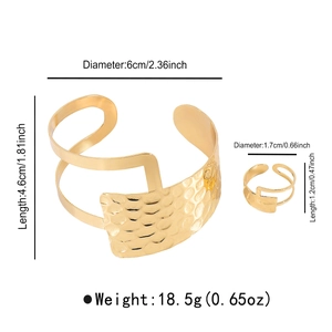 Specifiche dimensionali per il set di gioielli con bracciale a fascia e anello dorato