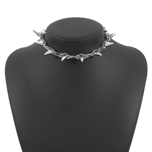 Collana choker argento hip hop con borchie in metallo per un look stile punk