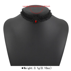Nahaufnahme der schwarzen Spitzen-Gothic-Kette mit Spinnenanhänger und rotem Schmuckstein
