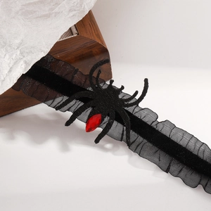 Detail von Halloween Spitze Choker mit schwarzer Spinne und rotem Edelstein