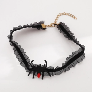 Detail eines Gothic-Spitzenhalsbands mit Spinnenanhänger und rotem Edelstein