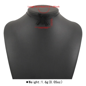 Detailansicht des schwarzen Spinnen-Chokers mit Maßen und Schmuckständer-Display
