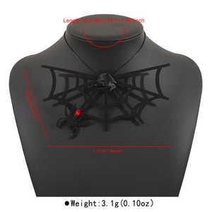 Detalle del choker de telaraña negra con rosa y colgante de araña con strass rojo
