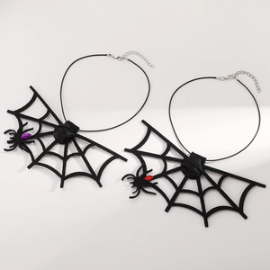 Detalle de chokers góticos de telaraña con rosa de seda y gemas brillantes de gota
