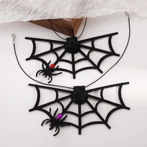 Detalle de gargantilla gótica de telaraña con rosa de tela y colgante de araña brillante