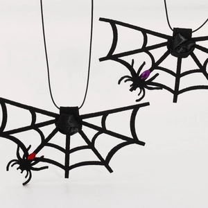 Detalle del collar gótico telaraña con flor negra y gemas de imitación rojas y violetas