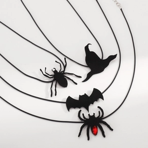 Halloween-Halsketten-Set mit Samt-Spinne, Fledermaus und Hexenhut-Anhängern an schwarzen Bändern