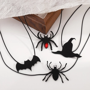 Halloween Halsketten Set mit Anhängern wie Fledermaus, Spinne und Hexenhut Motiven