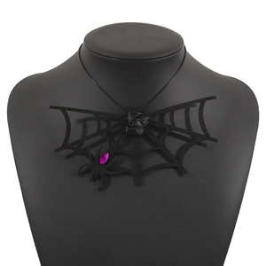Detalle de collar gótico de telaraña con rosa negra y araña de cristal púrpura