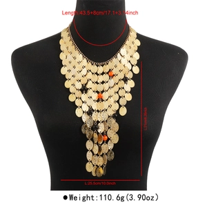 Dettaglio della collana a nappe con monete d'oro multistrato e perline rosse e nere