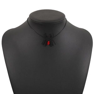 Detailaufnahme des schwarzen Spinnen-Chokers mit rotem Markasit-Stein für Halloween