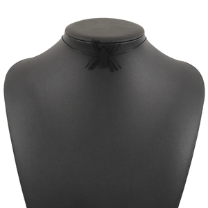 Detail eines schwarzen Spinnen-Chokers an einer Schaufensterpuppe für Halloween-Partys