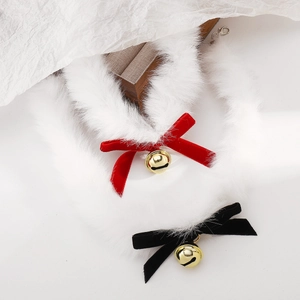 Détail du ras de cou en peluche blanche avec nœud en velours et clochette dorée polie