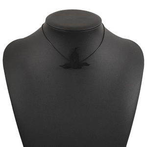 Detail eines schwarzen Gothic-Chokers mit matter Hexenhut-Silhouette für Halloween