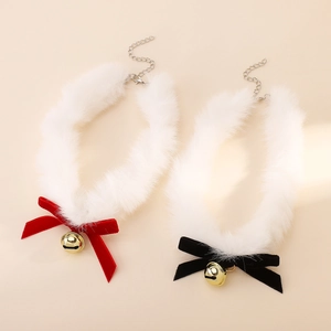 Vue détaillée du collier ras-du-cou en fausse fourrure blanche avec nœuds en velours et cloches
