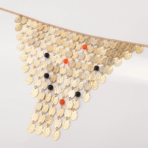 Vista dettagliata delle nappe a paillettes dorate multistrato con perline vivaci
