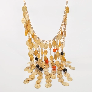 Dettaglio della collana bohémien a più strati con paillettes dorate e perline