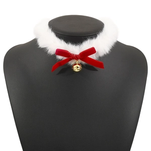 Détail d'un choker en fausse fourrure blanche avec nœud en velours rouge et clochette