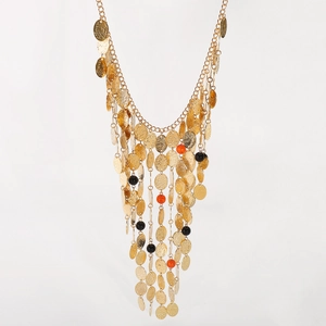 Dettaglio collana boho dorata con paillettes martellate e nappine di perline colorate