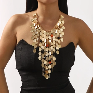 Collana bohémien a strati dorata con paillettes martellate e perline colorate