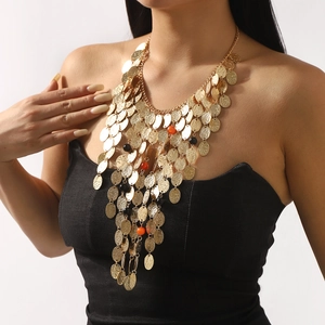 Collana multifilo bohémien dorata con dischi testurizzati e perline indossata da modella