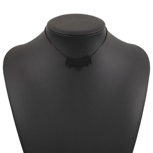 Gothische schwarze Fledermaus-Halskette für Halloween-Partys und Cosplay auf Display