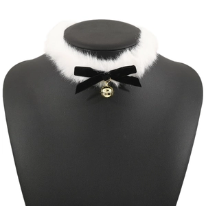Choker en fausse fourrure blanche avec nœud en velours noir et clochette dorée sur mannequin