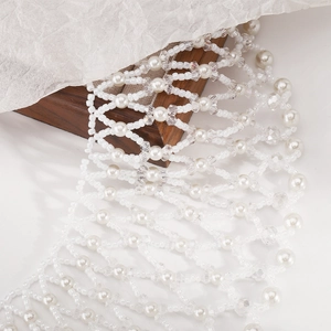 Detailansicht der handgewebten Perlen-Kropfkette mit Kristallperlen und elegantem Gitter
