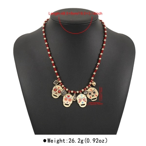 Detailweergave van kleurrijke Halloween-schedelketting met maat- en gewichtsgegevens