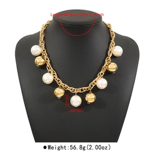 Détail du collier à grosse chaîne dorée avec perles de 2cm et boules dorées