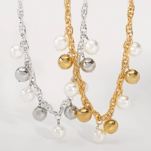 Détail de colliers à grosse chaîne avec perles d'imitation et billes en métal poli