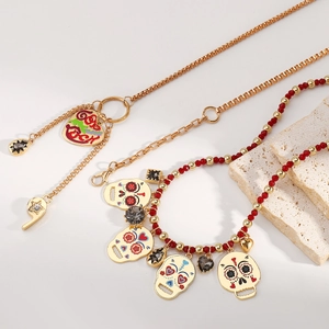 Detail van Halloween roestvrijstalen schedel hart fluitje hanger aan een lange ketting