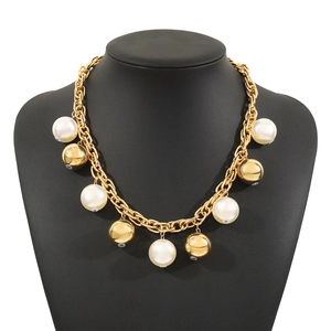 Vue détaillée du collier à grosse chaîne dorée avec perles sur un mannequin noir