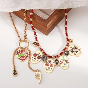 Detail van kleurrijke suikerschedel kralenketting en hartvormige gelukshanger