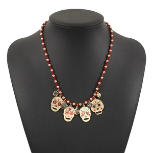 Detailweergave van de Mexicaanse schedel kralenketting met rood-gouden emaille hangers