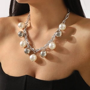 Collier à grosse chaîne argentée avec perles blanches et billes métalliques brillantes