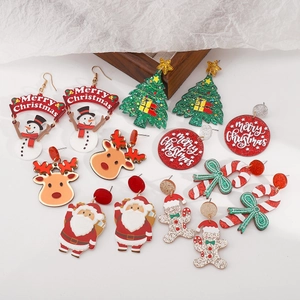 Vue détaillée des boucles d'oreilles de Noël aux motifs festifs avec des paillettes