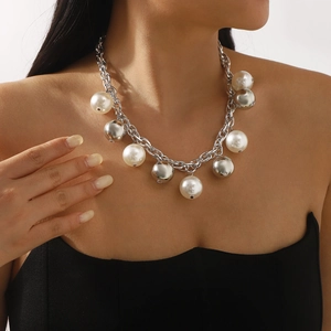 Collier à grosse chaîne argentée avec grandes perles blanches et boules en métal poli