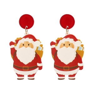 Détail des boucles d'oreilles Père Noël en acétate au design créatif pour les fêtes de Noël