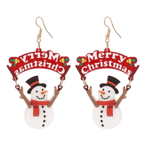 Détail de boucles d'oreilles bonhomme de neige avec bannière Merry Christmas sur fond blanc